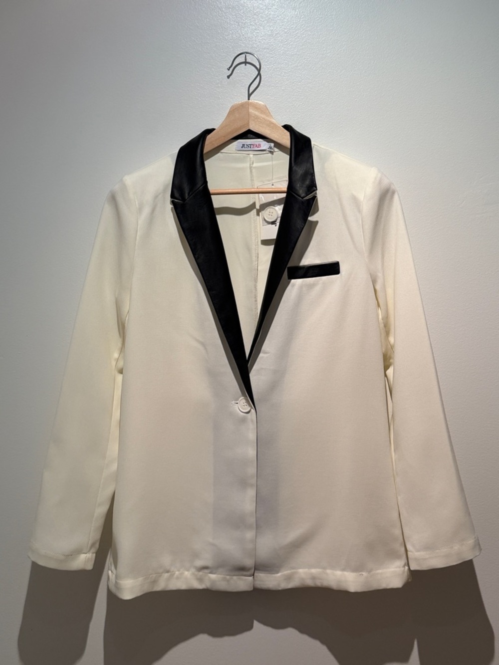 NWT Off-White Oxford Blazer with Black Faux Leather Collar and Pocket Trim